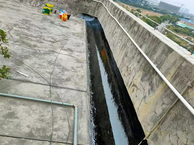 屋頂墻角刷防水：首先將屋頂?shù)睦媲宄?、尋找裂縫，在屋里觀察墻角、墻面起皮的、發(fā)霉的部位相對(duì)應(yīng)的屋頂基本上就是漏雨的地方，將防水膠灌入裂縫、在其上面覆蓋一層油氈布用刷子刷勻盡量別起鼓。然后將液體瀝青均勻刷在屋頂平面上面覆蓋一層油氈布，用火槍烤油氈布，使其緊緊粘在一起。在刷液體瀝青在覆蓋油氈布用火槍使其緊粘在一起。技術(shù)好的話(huà)可以做個(gè)排水坡，讓雨水順著排水坡或滴水檐迅速排出減少雨水對(duì)屋面的沖擊浸泡。