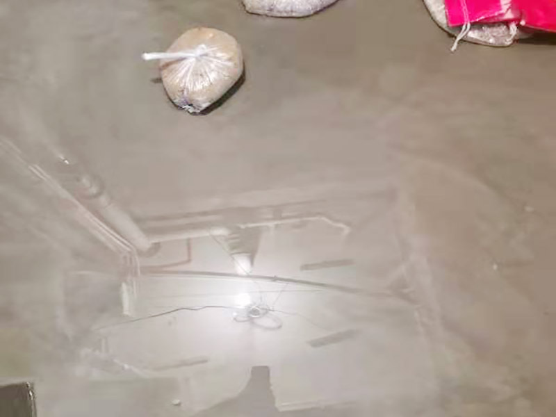 浴室防水閉水試驗：閉水試驗也叫蓄水試驗，要放滿水，水要有足夠容積。 蓄水試驗的蓄水深度應(yīng)不小于20毫米，蓄水高度一般為30～40毫米，蓄水時間不得低于24小時，移步樓下，觀察樓下樓頂有無漏水現(xiàn)象，無漏水現(xiàn)象視為合格。 一般在屋面、衛(wèi)生間或有防水要求的房間做此試驗。蓄水試驗的前期每1小時應(yīng)到樓下檢查一次，后期每2～3小時到樓下檢查一次。若發(fā)現(xiàn)漏水情況，則應(yīng)立即停止蓄水試驗，重新進行防水層完善處理，處理合格后再進行蓄水試驗。