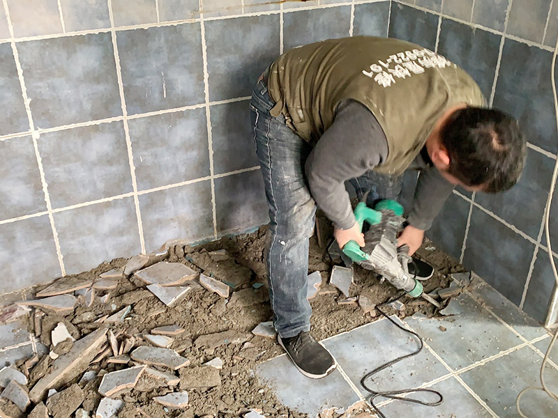 地磚拆除維修:先把墻上的物體小心翼翼全部拆除搬出屋外,敲擊鏟除到有插座和水龍頭附近瓷磚時，慢慢敲擊并仔細(xì)觀察電線和水管的方向，以防止損壞電線和水管。用小型的電鎬或瓷磚鏟除機(jī)就能輕輕松松完成任務(wù)。瓷磚鏟除一部分時要用斗車把地面上的瓷磚清理干凈，然后繼續(xù)鏟除，直到整面墻的瓷磚全部鏟除干凈為止。