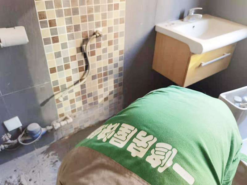 地面蹲便器改馬桶：首先關(guān)閉原先連通蹲便器的水閥，準(zhǔn)備匹配的馬桶和相關(guān)的操作工具。將原本的蹲便器拆卸下來后，注意檢查下水管排水是否通暢，可以簡(jiǎn)易的檢驗(yàn)一下，裝滿一桶水倒入下水道觀察水流是否順暢，有無堵塞現(xiàn)象，如果存在堵塞，就必須先進(jìn)行疏通。等到確認(rèn)通暢時(shí)把下水管接長(zhǎng)，直到地面足以安裝馬桶。蹲坑改馬桶，先測(cè)量下水口圓心至墻的距離。根據(jù)這個(gè)距離買馬桶。