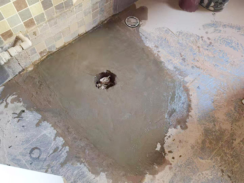 地面蹲便器改馬桶：首先關(guān)閉原先連通蹲便器的水閥，準(zhǔn)備匹配的馬桶和相關(guān)的操作工具。將原本的蹲便器拆卸下來后，注意檢查下水管排水是否通暢，可以簡(jiǎn)易的檢驗(yàn)一下，裝滿一桶水倒入下水道觀察水流是否順暢，有無堵塞現(xiàn)象，如果存在堵塞，就必須先進(jìn)行疏通。等到確認(rèn)通暢時(shí)把下水管接長(zhǎng)，直到地面足以安裝馬桶。蹲坑改馬桶，先測(cè)量下水口圓心至墻的距離。根據(jù)這個(gè)距離買馬桶。