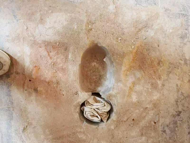 地面蹲便器改馬桶：首先關(guān)閉原先連通蹲便器的水閥，準(zhǔn)備匹配的馬桶和相關(guān)的操作工具。將原本的蹲便器拆卸下來后，注意檢查下水管排水是否通暢，可以簡(jiǎn)易的檢驗(yàn)一下，裝滿一桶水倒入下水道觀察水流是否順暢，有無堵塞現(xiàn)象，如果存在堵塞，就必須先進(jìn)行疏通。等到確認(rèn)通暢時(shí)把下水管接長(zhǎng)，直到地面足以安裝馬桶。蹲坑改馬桶，先測(cè)量下水口圓心至墻的距離。根據(jù)這個(gè)距離買馬桶。