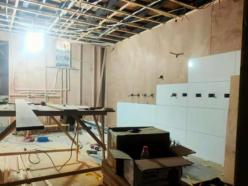 門店木工施工現(xiàn)場:首先應(yīng)該搭建木作施工臺。木作施工臺用于板材的切割板，板材的造型，板材的平整度處理等等。門窗的制作包括門窗套制作、門窗制作。要特別注意門窗扇與框之間的縫隙不能太大，以及門窗套與門窗的色差等。木作表層封裝木制品制作完成后，對其表面進行細節(jié)封裝。木作表層封裝通常就要用到各種各樣的家裝板材，特別注意板材的選購。