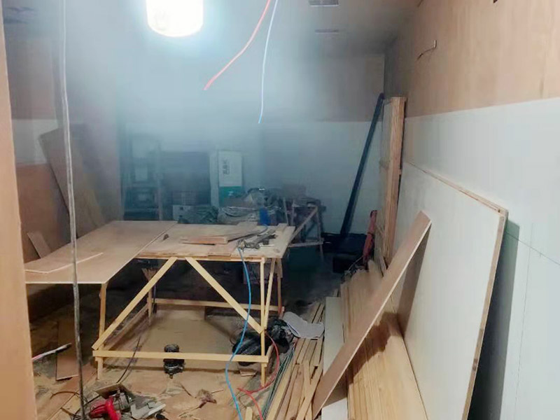 門店木工施工現(xiàn)場:首先應(yīng)該搭建木作施工臺。木作施工臺用于板材的切割板，板材的造型，板材的平整度處理等等。門窗的制作包括門窗套制作、門窗制作。要特別注意門窗扇與框之間的縫隙不能太大，以及門窗套與門窗的色差等。木作表層封裝木制品制作完成后，對其表面進行細節(jié)封裝。木作表層封裝通常就要用到各種各樣的家裝板材，特別注意板材的選購。