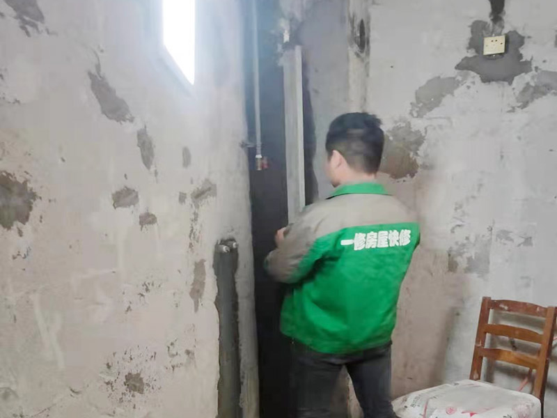 墻面拆除找平處理：首先需要先把墻面起皮和裂縫上處理干凈，如果裂縫過大，則需要用水泥砂漿補(bǔ)抹好。水泥抹面的墻面是最好粉刷底料，一般用鋼刮板或是抹刀按照常規(guī)的方法進(jìn)行批刮，刮涂的次數(shù)不可以過多，通常是刮涂兩次。如果遇到返堿的墻體，我們可以先使用封堿水進(jìn)行封閉，等封堿水干完以后，再使用防堿膩?zhàn)臃圩鞯谝粚拥琢希侔凑５牟襟E操作就行了。等待第一遍膩?zhàn)油耆赏钢?，才可以開始著手第二遍膩?zhàn)印５诙槟佔(zhàn)诱{(diào)兌不易過稀，但是也不能過稠，這樣才能使第二遍膩?zhàn)庸瓮亢蟮乃直M快被第一遍的膩?zhàn)游铡４蚰スぷ饕话阍谒⑼甑诙槟佔(zhàn)臃酆蟮?-3天，通過砂紙對墻面進(jìn)行打磨工作，打磨完畢之后刷兩遍乳白膠。