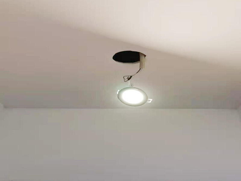 墻面刷新烤燈處理：施工前用塑料保護膜將室內(nèi)的地板覆蓋、家居包裹、電源插座覆蓋；并用膠帶貼牢。對基層原有涂層應(yīng)視不同情況區(qū)別對待：疏松、起殼、脆裂的舊涂層應(yīng)將其鏟除;粘附牢固的舊涂層用砂紙打毛;不耐水的涂層應(yīng)全部鏟除。清除基層表面塵土和其它粘附物。較大的凹陷應(yīng)用聚合物水泥砂漿抹平。并待其干燥。較小的孔洞、裂縫用水泥乳膠膩子修補。 墻面泛堿起霜時用硫酸鋅溶液或稀鹽酸溶液刷洗，油污用洗滌劑清洗，最后再用清水洗凈。