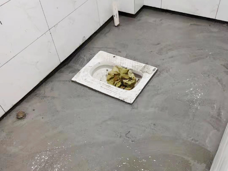 衛(wèi)生間防水找平：鏟除原有的墻磚和地磚，這個步驟主要是針對老房二次裝修的，如果是新房可以跳過這個步驟，一般使用灰刀就可以，刮板也可以將原有的地磚鏟除掉。衛(wèi)生間的防水通常是水電改完后進行的，所以做防水前一定要封堵好下水管道，以免堵塞，小型的水管采用管用螺母封堵，大型的下水管道（如馬桶下水管道）采用pvc纏繞膜進行封堵。找平為地面抹灰處理，灰漿水泥和沙子的比例為1:2.5-1:3之間，注意，找平的厚度不要超過3cm。水平和垂直的誤差要控制在5mm以內(nèi)。 首先墻面將水電改造開槽用水泥封堵基層清理，細部附加層施工，在管根、地漏、陰陽角、等容易漏水的薄弱部位均勻涂刷，涂刷防水涂料兩遍，縱向橫向各涂刷一遍，做保護層，待防水干燥后放水做48小時閉水試驗。
