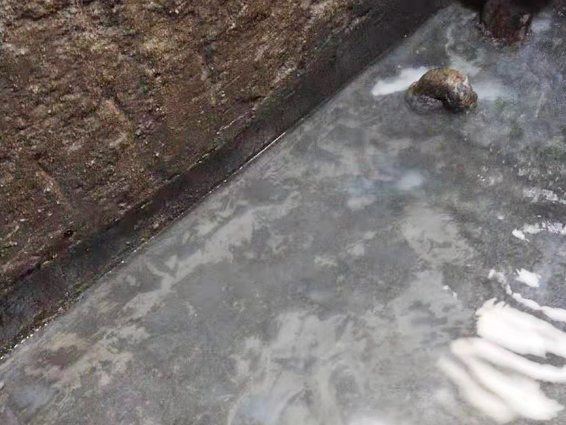 衛(wèi)生間防水找平：鏟除原有的墻磚和地磚，這個步驟主要是針對老房二次裝修的，如果是新房可以跳過這個步驟，一般使用灰刀就可以，刮板也可以將原有的地磚鏟除掉。衛(wèi)生間的防水通常是水電改完后進行的，所以做防水前一定要封堵好下水管道，以免堵塞，小型的水管采用管用螺母封堵，大型的下水管道（如馬桶下水管道）采用pvc纏繞膜進行封堵。找平為地面抹灰處理，灰漿水泥和沙子的比例為1:2.5-1:3之間，注意，找平的厚度不要超過3cm。水平和垂直的誤差要控制在5mm以內(nèi)。 首先墻面將水電改造開槽用水泥封堵基層清理，細部附加層施工，在管根、地漏、陰陽角、等容易漏水的薄弱部位均勻涂刷，涂刷防水涂料兩遍，縱向橫向各涂刷一遍，做保護層，待防水干燥后放水做48小時閉水試驗。