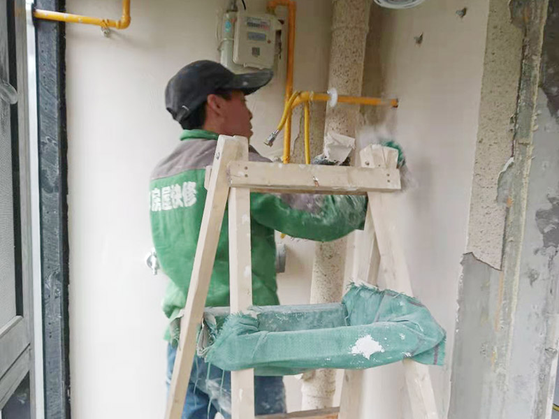 陽(yáng)臺(tái)墻面粉刷刮膩?zhàn)樱涸谇謇砀蓛糁?，我們都凹凸部分需要用石膏膩?zhàn)犹钇綁簩?shí),橫豎都需要刮一遍。刮完第一遍膩?zhàn)雍?需要修補(bǔ)的地方我們可以先進(jìn)行修補(bǔ)，修補(bǔ)完后要檢查，如果還有問(wèn)題的話，需要進(jìn)行復(fù)補(bǔ)，等膩?zhàn)痈闪酥?，用砂紙磨光滑和平整，然后清掃干凈。刮膩?zhàn)有枰獌杀?第一遍膩?zhàn)痈珊螅俟蔚诙?一般都是兩邊才能成活。要求表面平整、紋理均勻,如果顏色深淺不一樣，影響美觀度。