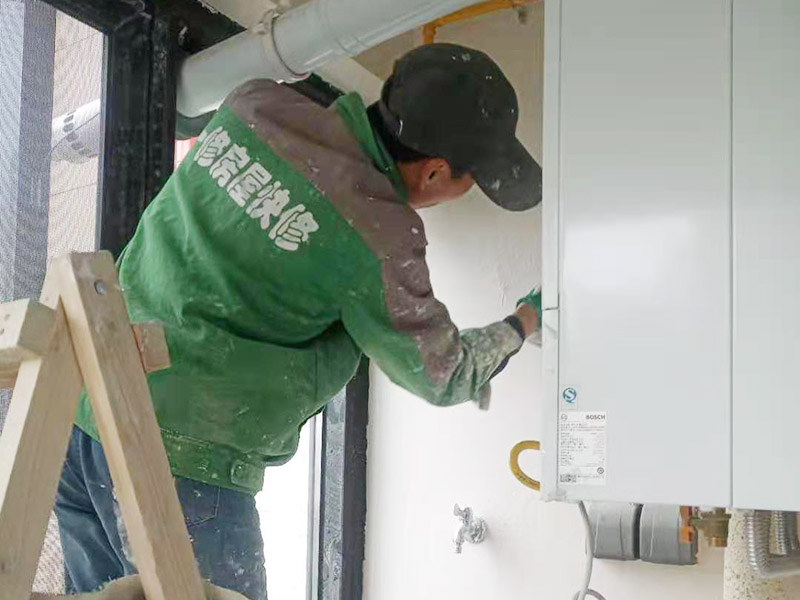 陽(yáng)臺(tái)墻面粉刷刮膩?zhàn)樱涸谇謇砀蓛糁?，我們都凹凸部分需要用石膏膩?zhàn)犹钇綁簩?shí),橫豎都需要刮一遍。刮完第一遍膩?zhàn)雍?需要修補(bǔ)的地方我們可以先進(jìn)行修補(bǔ)，修補(bǔ)完后要檢查，如果還有問(wèn)題的話，需要進(jìn)行復(fù)補(bǔ)，等膩?zhàn)痈闪酥?，用砂紙磨光滑和平整，然后清掃干凈。刮膩?zhàn)有枰獌杀?第一遍膩?zhàn)痈珊螅俟蔚诙?一般都是兩邊才能成活。要求表面平整、紋理均勻,如果顏色深淺不一樣，影響美觀度。