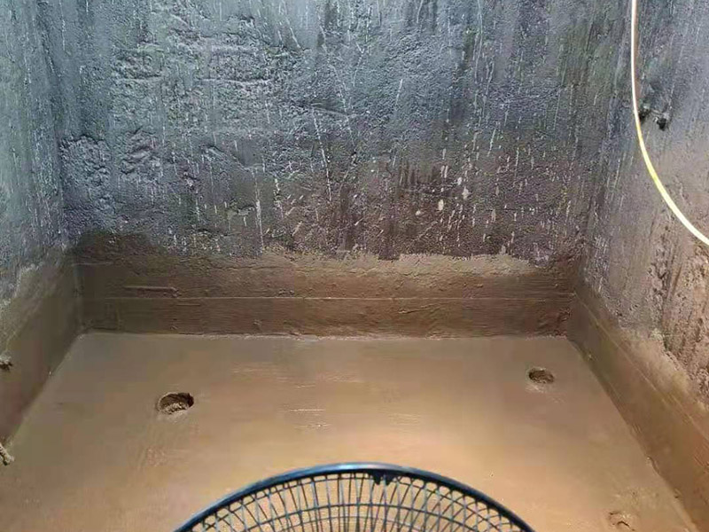 浴室防水成品保護(hù)：衛(wèi)生間洗浴時會濺水到鄰近的墻上，如沒有防水層的保護(hù)，隔壁墻和對頂角墻易潮濕發(fā)生霉變。所以一定要在鋪墻面瓷磚之前，做好墻面防水，一般防水處理中墻面要做30厘米高的防水處理，但是非承重的輕體墻，就要將整面墻做防水，至少也要做到1.8米高。 在鋪地磚之前，就一定要做好防水工程；在瓷磚鋪設(shè)之后，要保證磚面有一個泄水坡度(一般以1%左右為宜)，坡度朝向地漏，有利于廢水排放。 為了有好的防水效果，防水涂料一定要涂刷三遍，單組分環(huán)保型聚氨酯涂料的干透期在3~4天左右，如果在陰雨天涂刷防水材料，防水