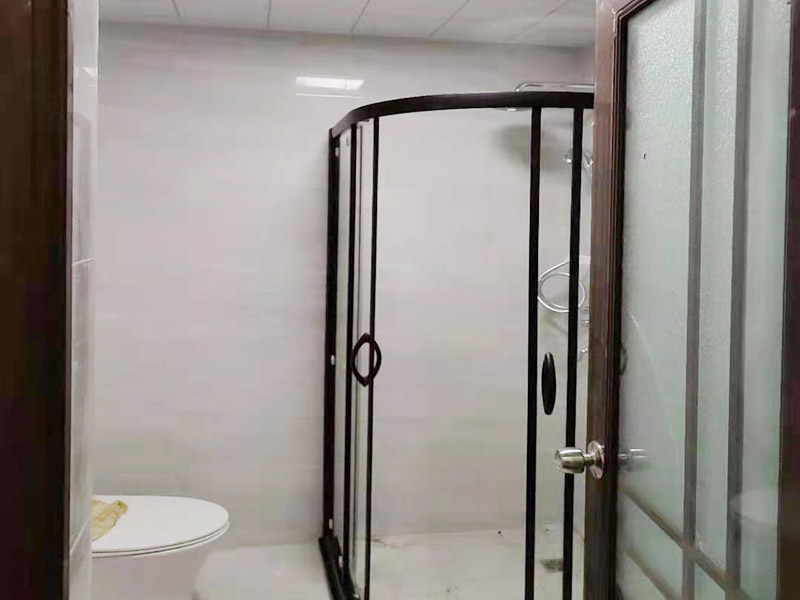 浴室貼磚裝修:把還沒有涂抹水泥的地磚鋪在地上，把它們敲平，然后在地磚上涂滿水泥，鋪在地面，保持四塊磚的對角位置對齊。 鋪瓷磚的順序其實也是有不少講究的，鋪地磚的時候應該從內向外貼，遇到坡度或者有地漏的地方，還要注意排水方向找坡；墻面磚的鋪貼應該從下向上進行。為了最后的鋪貼效果美觀，最底層的瓷磚要最后貼；墻面磚鋪貼結束以后還要壓地磚。 這里要注意的是，貼瓷磚的時候不能一面墻貼到頂，否則由于瓷磚較重容易引起脫落。鋪好了地磚盡量不要去踩。 因為瓷磚本身有許多小孔，吸水能力強，干燥的瓷磚會吸干水泥的水分.