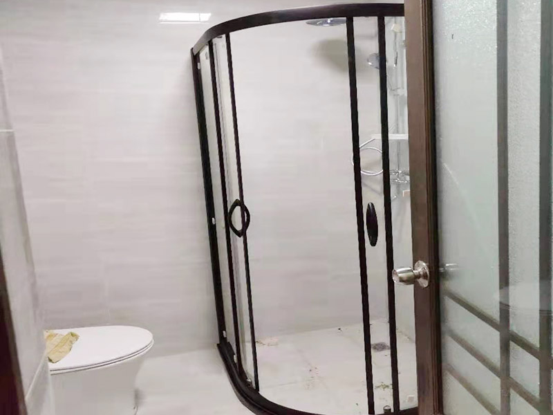 浴室貼磚裝修:把還沒有涂抹水泥的地磚鋪在地上，把它們敲平，然后在地磚上涂滿水泥，鋪在地面，保持四塊磚的對角位置對齊。 鋪瓷磚的順序其實也是有不少講究的，鋪地磚的時候應該從內向外貼，遇到坡度或者有地漏的地方，還要注意排水方向找坡；墻面磚的鋪貼應該從下向上進行。為了最后的鋪貼效果美觀，最底層的瓷磚要最后貼；墻面磚鋪貼結束以后還要壓地磚。 這里要注意的是，貼瓷磚的時候不能一面墻貼到頂，否則由于瓷磚較重容易引起脫落。鋪好了地磚盡量不要去踩。 因為瓷磚本身有許多小孔，吸水能力強，干燥的瓷磚會吸干水泥的水分.