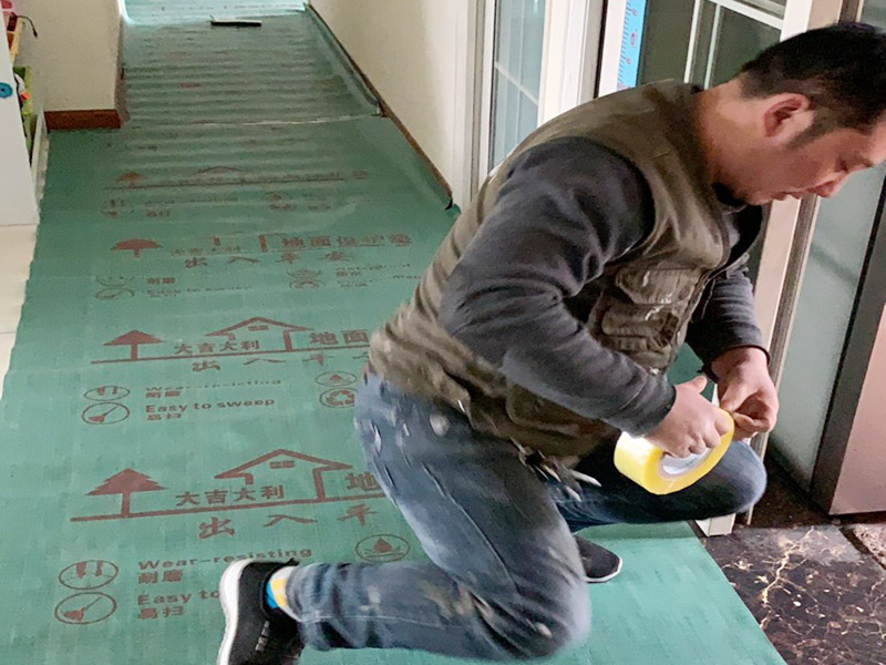 走廊地面成品保護：成品 保護的目的 為加快先進技術(shù)與現(xiàn)代管理方法和手段在項目的運用，努力降低成本，提高工程質(zhì)量，確保全面實現(xiàn)對業(yè)主的承諾。施工現(xiàn)場隨著施工進行，成品保護工作顯得尤為重要，做好成品保護工作，是在施工過程中要對已完工分項進行保護，否則一旦造成損壞，將會增加修復(fù)工作，帶來工、料浪費、工期拖延及經(jīng)濟損失。因此成品保護是施工管理重要組織部分，是保證施工生產(chǎn)順利進行的主要環(huán)節(jié)。