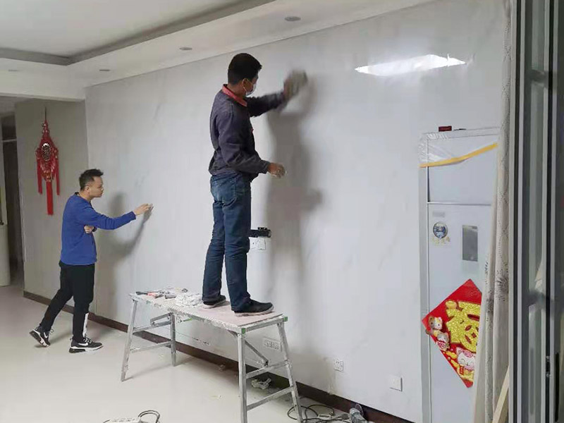 墻磚翻新成品保護(hù)：瓷磚、地板的鋪裝，也屬于基礎(chǔ)裝修的部分，經(jīng)常發(fā)現(xiàn)瓷磚施工時和施工后都沒有做成品保護(hù)工作，具體的表現(xiàn)有：瓷磚邊鋪邊勾縫，在剛鋪的瓷磚、地板上堆放雜物、剛鋪的瓷磚就在上面走動踩踏，地面瓷磚、地板沒有使用成品保護(hù)膜覆蓋等，這些都會影響瓷磚的鋪貼效果，造成瓷磚的施工質(zhì)量問題。 1、墻地面瓷磚，在鋪貼未干固的情況下，不要急于勾縫，以免人為地造成瓷磚松動、高低不平，影響施工效果。 2、地面瓷磚干固前，不要在上面走動、堆放雜物，以免造成瓷磚松動、高低不平。 3、地面瓷磚鋪貼完后，好使用成品保護(hù)膜覆蓋磚面，既可以防止裝修時的沙子磨傷地面，同時也能有效地防止油漆涂料等有色液體滴落磚面，造成地面污染。