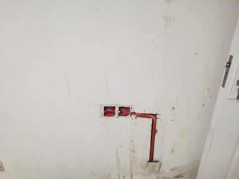 墻面電路改造：要用電需求進(jìn)行定位，完成定位之后，師傅會(huì)按照定位和電路走向，進(jìn)行開槽布線，開的槽要橫平豎直，布線都是使用線管進(jìn)行暗埋，有PVC和冷彎管兩種，冷彎管彎曲效果很好，不會(huì)斷裂，是布線不錯(cuò)的選擇，它的轉(zhuǎn)角有一定弧度，線可以隨便更換，不需要開墻。 如果選擇冷彎管的話，需要借助彎管工具，弧度是線管直徑的十倍，這樣穿線或拆線，才能暢通無阻。