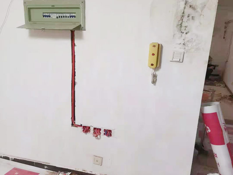 墻面電路改造：要用電需求進(jìn)行定位，完成定位之后，師傅會(huì)按照定位和電路走向，進(jìn)行開槽布線，開的槽要橫平豎直，布線都是使用線管進(jìn)行暗埋，有PVC和冷彎管兩種，冷彎管彎曲效果很好，不會(huì)斷裂，是布線不錯(cuò)的選擇，它的轉(zhuǎn)角有一定弧度，線可以隨便更換，不需要開墻。 如果選擇冷彎管的話，需要借助彎管工具，弧度是線管直徑的十倍，這樣穿線或拆線，才能暢通無阻。