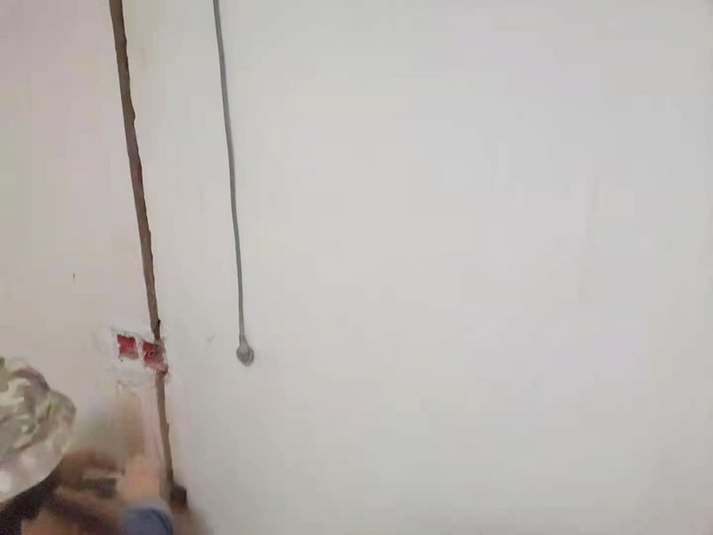 墻面電路改造：要用電需求進(jìn)行定位，完成定位之后，師傅會(huì)按照定位和電路走向，進(jìn)行開槽布線，開的槽要橫平豎直，布線都是使用線管進(jìn)行暗埋，有PVC和冷彎管兩種，冷彎管彎曲效果很好，不會(huì)斷裂，是布線不錯(cuò)的選擇，它的轉(zhuǎn)角有一定弧度，線可以隨便更換，不需要開墻。 如果選擇冷彎管的話，需要借助彎管工具，弧度是線管直徑的十倍，這樣穿線或拆線，才能暢通無阻。