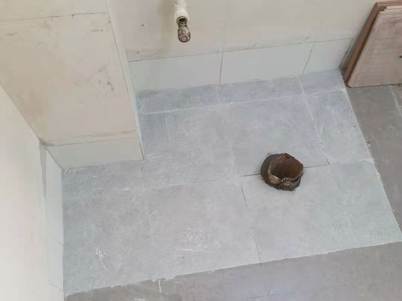 蹲便改坐便地面補瓷磚：干鋪法是將沙子和水泥按照3：1的比例混合后兌少量的水，使水泥和沙子混合到可以用手攥成團的黏稠度。將混合好的沙子水泥鋪在地面上，用一個平板把表面摸平。在瓷磚背面抹上黏稠度非常高的水泥，把瓷磚放到地面上，用橡皮錘敲實就完成了,主要用于地面瓷磚的鋪裝. 濕鋪法，是將沙子和水泥按照2：1的比例混合后兌水和好，水的量要多一些，使沙子和水泥的黏稠度高一些。然后涂抹到用水浸泡好的瓷磚背面貼到墻面上。濕鋪發(fā)主要應(yīng)用與墻面。