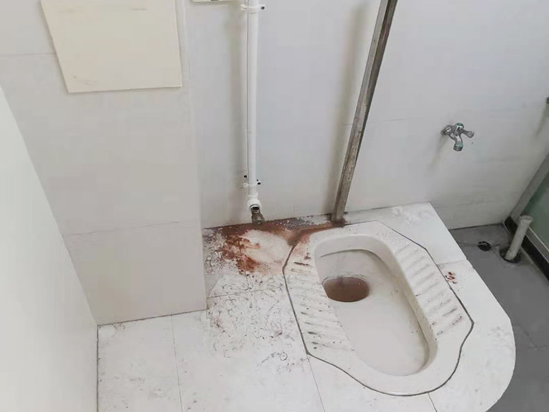 蹲便改坐便地面補瓷磚：干鋪法是將沙子和水泥按照3：1的比例混合后兌少量的水，使水泥和沙子混合到可以用手攥成團的黏稠度。將混合好的沙子水泥鋪在地面上，用一個平板把表面摸平。在瓷磚背面抹上黏稠度非常高的水泥，把瓷磚放到地面上，用橡皮錘敲實就完成了,主要用于地面瓷磚的鋪裝. 濕鋪法，是將沙子和水泥按照2：1的比例混合后兌水和好，水的量要多一些，使沙子和水泥的黏稠度高一些。然后涂抹到用水浸泡好的瓷磚背面貼到墻面上。濕鋪發(fā)主要應(yīng)用與墻面。