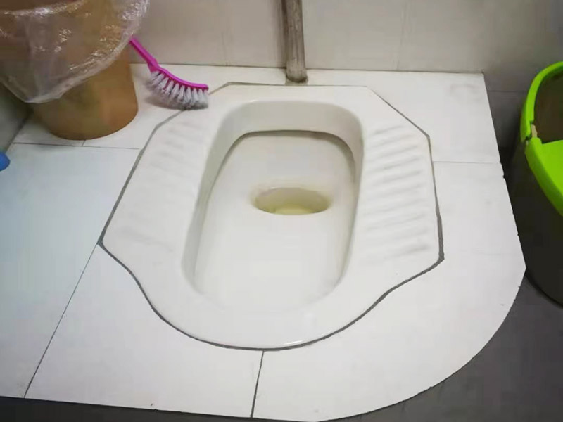 蹲便改坐便地面補瓷磚：干鋪法是將沙子和水泥按照3：1的比例混合后兌少量的水，使水泥和沙子混合到可以用手攥成團的黏稠度。將混合好的沙子水泥鋪在地面上，用一個平板把表面摸平。在瓷磚背面抹上黏稠度非常高的水泥，把瓷磚放到地面上，用橡皮錘敲實就完成了,主要用于地面瓷磚的鋪裝. 濕鋪法，是將沙子和水泥按照2：1的比例混合后兌水和好，水的量要多一些，使沙子和水泥的黏稠度高一些。然后涂抹到用水浸泡好的瓷磚背面貼到墻面上。濕鋪發(fā)主要應(yīng)用與墻面。