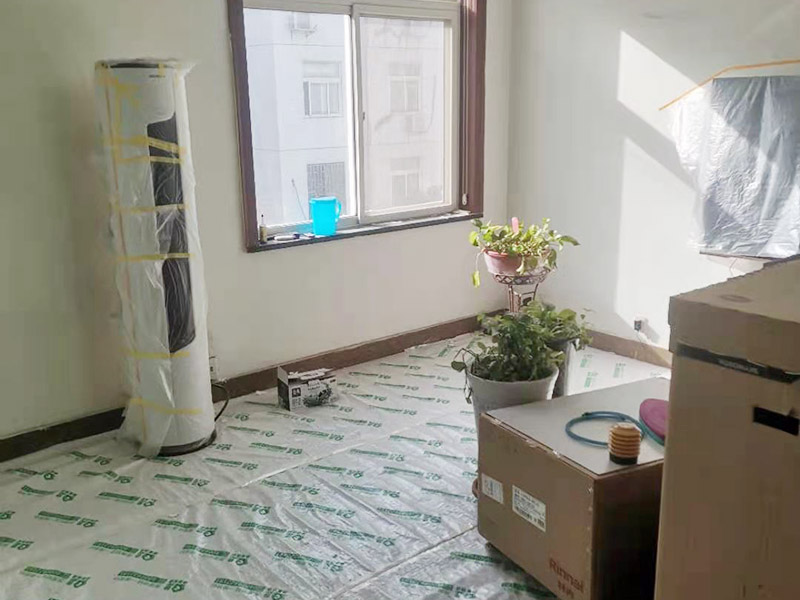 鏟墻皮成品保護：首先要將墻面全部用水浸濕，一般會使用滾輪將墻面滾一遍水，在要鏟的地方不斷地滾動，這樣大約過十幾分鐘，就開始用鏟子鏟剛才滾濕的地方。要一層一層地鏟，這當中可能會遇到乳膠漆層，或者膠水層，還有膩子層。如果碰到了一些防水膩子不好弄的話就需要打磨機了。