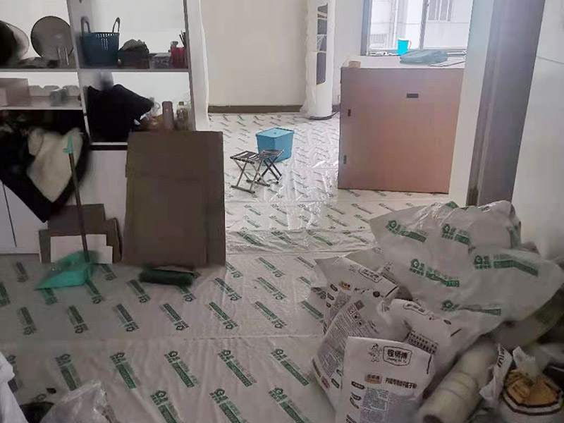 鏟墻皮成品保護：首先要將墻面全部用水浸濕，一般會使用滾輪將墻面滾一遍水，在要鏟的地方不斷地滾動，這樣大約過十幾分鐘，就開始用鏟子鏟剛才滾濕的地方。要一層一層地鏟，這當中可能會遇到乳膠漆層，或者膠水層，還有膩子層。如果碰到了一些防水膩子不好弄的話就需要打磨機了。