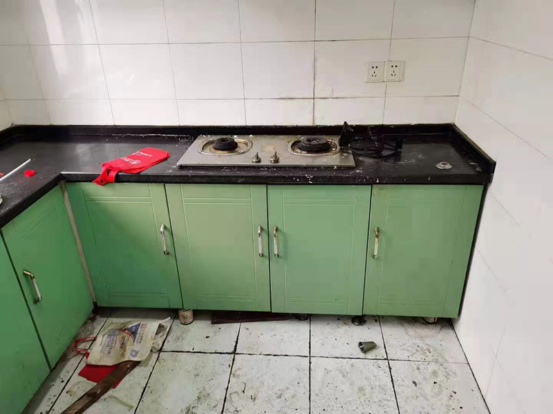 櫥柜維修翻新：1.清潔櫥柜表面，泥垢等用鋼絲球和砂紙打磨干凈。先貼桌面和抽屜面。 2.貼好桌面和抽屜面之后，為了保證黏貼的效果，邊緣處用透明膠帶粘牢，注意用美工刀把把手挖出來。 3.將抽屜拿出來，用木紋紙貼抽屜框。 4.貼好后用塑料刮板刮平，然后用透明膠帶封邊。 5.依次將所有表面貼上木紋紙，然后用透明膠帶封邊，大功告成了。