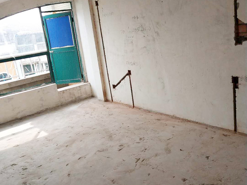 房屋局部改造裝修:一是開裂剝落，因?yàn)槟甏丫?，墻面表層老化變脆，?dāng)然也有使用劣質(zhì)涂料導(dǎo)致這種問題發(fā)生。 二是發(fā)霉，常見于比較潮濕的地方，墻體等部位一旦發(fā)霉，以前的石膏底可能由于水汽都有空鼓脫殼。 三是粉化，施工溫度低、墻粉稀釋過量、施工涂層太薄、沒有使用底漆、底材疏松等，都可能導(dǎo)致粉。 四是光澤上升，頻繁的擦洗、物體擦過墻面、涂料耐擦洗性能差都會導(dǎo)致墻面被打磨光滑，使表面光澤度增加。