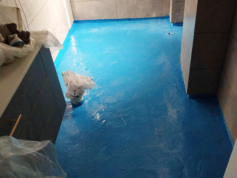 房屋局部改造裝修:一是開裂剝落，因?yàn)槟甏丫?，墻面表層老化變脆，?dāng)然也有使用劣質(zhì)涂料導(dǎo)致這種問題發(fā)生。 二是發(fā)霉，常見于比較潮濕的地方，墻體等部位一旦發(fā)霉，以前的石膏底可能由于水汽都有空鼓脫殼。 三是粉化，施工溫度低、墻粉稀釋過量、施工涂層太薄、沒有使用底漆、底材疏松等，都可能導(dǎo)致粉。 四是光澤上升，頻繁的擦洗、物體擦過墻面、涂料耐擦洗性能差都會導(dǎo)致墻面被打磨光滑，使表面光澤度增加。