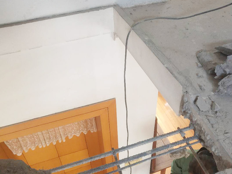 房屋局部改造裝修:一是開裂剝落，因?yàn)槟甏丫?，墻面表層老化變脆，?dāng)然也有使用劣質(zhì)涂料導(dǎo)致這種問題發(fā)生。 二是發(fā)霉，常見于比較潮濕的地方，墻體等部位一旦發(fā)霉，以前的石膏底可能由于水汽都有空鼓脫殼。 三是粉化，施工溫度低、墻粉稀釋過量、施工涂層太薄、沒有使用底漆、底材疏松等，都可能導(dǎo)致粉。 四是光澤上升，頻繁的擦洗、物體擦過墻面、涂料耐擦洗性能差都會導(dǎo)致墻面被打磨光滑，使表面光澤度增加。