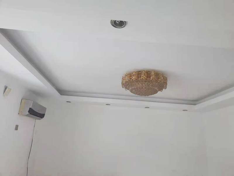 墻面翻新裝修：墻面如果出現(xiàn)細(xì)微白色粉末，說明墻內(nèi)鹽分在析出，這時候建議大家可以用尼龍刷或鐵刷將其刷除，在觀察幾天，確定不再有白色粉末析出，且待水泥墻面干燥磨平，便可上漆。若水泥墻表面白色粉末多且不斷析出，將其清理后，可先上一道墻面底漆，預(yù)防日后鹽分侵蝕，形成壁癌。也不要在三個月內(nèi)使用油性涂料或不透水的壁紙涂刷或裝修。用批土刀來修整墻體的表面，有的墻面會出現(xiàn)污漬、開裂、起泡等現(xiàn)象，都要及時做處理。墻面涂刷的時候應(yīng)該先從頂部開始再往下刷，否則會造成油漆滴落弄花已完成的墻面。