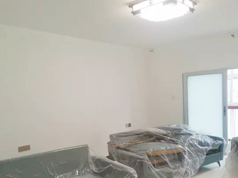 墻面翻新裝修：墻面如果出現(xiàn)細(xì)微白色粉末，說明墻內(nèi)鹽分在析出，這時候建議大家可以用尼龍刷或鐵刷將其刷除，在觀察幾天，確定不再有白色粉末析出，且待水泥墻面干燥磨平，便可上漆。若水泥墻表面白色粉末多且不斷析出，將其清理后，可先上一道墻面底漆，預(yù)防日后鹽分侵蝕，形成壁癌。也不要在三個月內(nèi)使用油性涂料或不透水的壁紙涂刷或裝修。用批土刀來修整墻體的表面，有的墻面會出現(xiàn)污漬、開裂、起泡等現(xiàn)象，都要及時做處理。墻面涂刷的時候應(yīng)該先從頂部開始再往下刷，否則會造成油漆滴落弄花已完成的墻面。