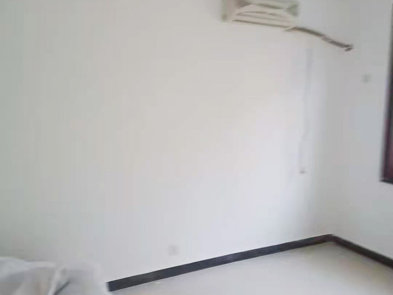 墻面翻新裝修：墻面如果出現(xiàn)細(xì)微白色粉末，說明墻內(nèi)鹽分在析出，這時候建議大家可以用尼龍刷或鐵刷將其刷除，在觀察幾天，確定不再有白色粉末析出，且待水泥墻面干燥磨平，便可上漆。若水泥墻表面白色粉末多且不斷析出，將其清理后，可先上一道墻面底漆，預(yù)防日后鹽分侵蝕，形成壁癌。也不要在三個月內(nèi)使用油性涂料或不透水的壁紙涂刷或裝修。用批土刀來修整墻體的表面，有的墻面會出現(xiàn)污漬、開裂、起泡等現(xiàn)象，都要及時做處理。墻面涂刷的時候應(yīng)該先從頂部開始再往下刷，否則會造成油漆滴落弄花已完成的墻面。