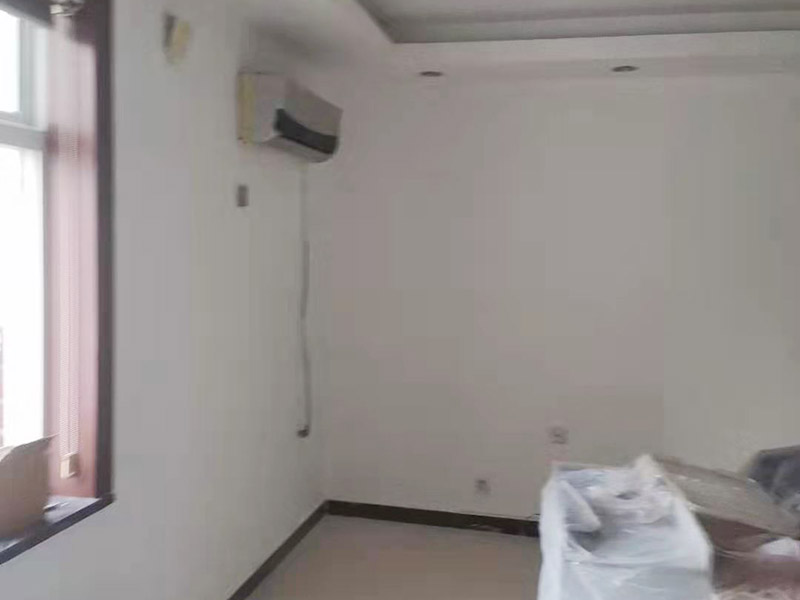 墻面翻新裝修：墻面如果出現(xiàn)細(xì)微白色粉末，說明墻內(nèi)鹽分在析出，這時候建議大家可以用尼龍刷或鐵刷將其刷除，在觀察幾天，確定不再有白色粉末析出，且待水泥墻面干燥磨平，便可上漆。若水泥墻表面白色粉末多且不斷析出，將其清理后，可先上一道墻面底漆，預(yù)防日后鹽分侵蝕，形成壁癌。也不要在三個月內(nèi)使用油性涂料或不透水的壁紙涂刷或裝修。用批土刀來修整墻體的表面，有的墻面會出現(xiàn)污漬、開裂、起泡等現(xiàn)象，都要及時做處理。墻面涂刷的時候應(yīng)該先從頂部開始再往下刷，否則會造成油漆滴落弄花已完成的墻面。