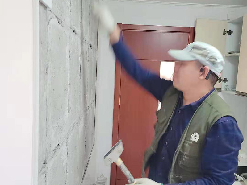 墻磚起翹維修：當瓷磚起翹了我們要將其他的瓷磚全部都拆卸下來，并且要保證瓷磚底下的基層干凈干燥，接著根據(jù)相應的比例調(diào)和水泥和黃沙。 在攪拌的時候可以利用攪拌泵將兩者攪拌均勻，鋪設(shè)地磚的水泥應該要用425以上的水泥沙子，選擇粗紗根據(jù)1:2的比例進行調(diào)配，同時要預留一毫米的伸縮縫。 接著將攪拌好的材料倒入空格中鋪上一層攪拌好的砂漿，厚度按照周圍的程度為基準，避免出現(xiàn)鋪設(shè)過高或者過低的情況，最后再將瓷磚放上去，輕輕的壓實，直到和周圍一個高度就行了。