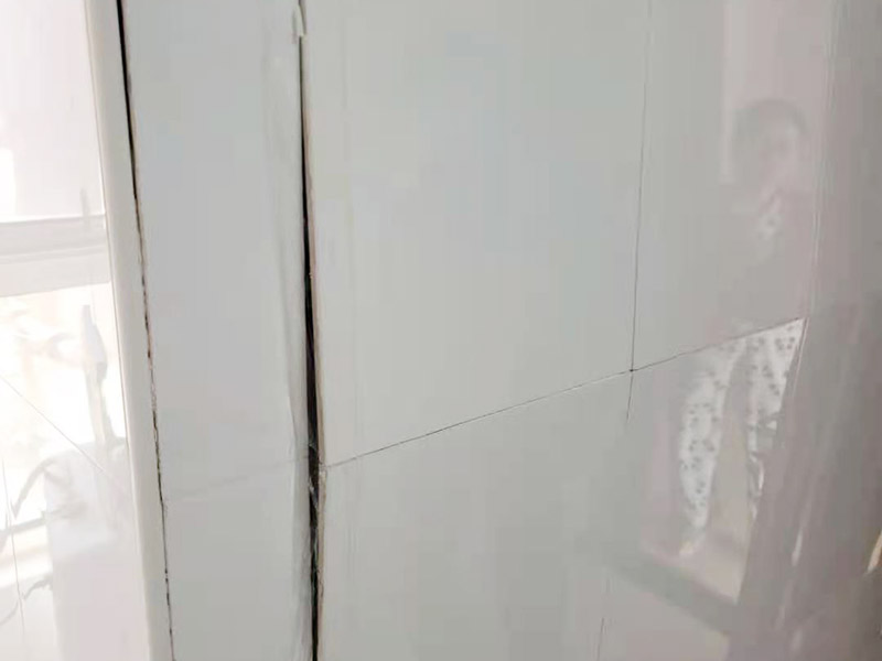 墻磚起翹維修：當瓷磚起翹了我們要將其他的瓷磚全部都拆卸下來，并且要保證瓷磚底下的基層干凈干燥，接著根據(jù)相應的比例調(diào)和水泥和黃沙。 在攪拌的時候可以利用攪拌泵將兩者攪拌均勻，鋪設(shè)地磚的水泥應該要用425以上的水泥沙子，選擇粗紗根據(jù)1:2的比例進行調(diào)配，同時要預留一毫米的伸縮縫。 接著將攪拌好的材料倒入空格中鋪上一層攪拌好的砂漿，厚度按照周圍的程度為基準，避免出現(xiàn)鋪設(shè)過高或者過低的情況，最后再將瓷磚放上去，輕輕的壓實，直到和周圍一個高度就行了。