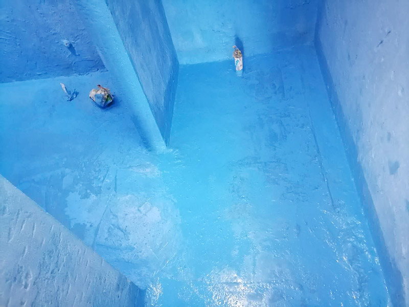 衛(wèi)生間防水維修: 鏟除原有的墻磚和地磚，這個(gè)步驟主要是針對(duì)老房二次裝修的，如果是新房可以跳過(guò)這個(gè)步驟，一般使用灰刀就可以，刮板也可以將原有的地磚鏟除掉。墻面將水電改造開(kāi)槽用水泥封堵基層清理，細(xì)部附加層施工，在管根、地漏、陰陽(yáng)角、等容易漏水的薄弱部位均勻涂刷，涂刷防水涂料兩遍，縱向橫向各涂刷一遍，做保護(hù)層，待防水干燥后放水做48小時(shí)閉水試驗(yàn)。