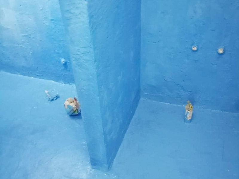 衛(wèi)生間防水維修: 鏟除原有的墻磚和地磚，這個(gè)步驟主要是針對(duì)老房二次裝修的，如果是新房可以跳過(guò)這個(gè)步驟，一般使用灰刀就可以，刮板也可以將原有的地磚鏟除掉。墻面將水電改造開(kāi)槽用水泥封堵基層清理，細(xì)部附加層施工，在管根、地漏、陰陽(yáng)角、等容易漏水的薄弱部位均勻涂刷，涂刷防水涂料兩遍，縱向橫向各涂刷一遍，做保護(hù)層，待防水干燥后放水做48小時(shí)閉水試驗(yàn)。