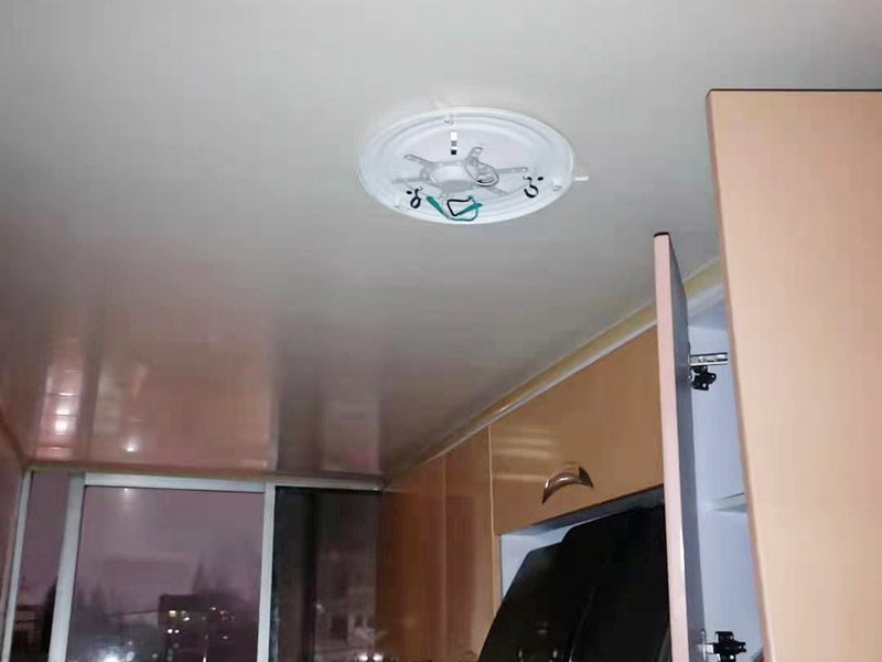 吸頂燈安裝維修：把底座放到位置上，畫好孔的位置，按照吸頂燈的安裝孔位，在天花上打眼，在打好眼的地方打入膠體，用以固定螺絲，把底座放上去，轉(zhuǎn)個角度，帶緊螺絲，接線，把燈管再裝回（這時可以試下燈是否會亮），然后再把燈罩蓋好。