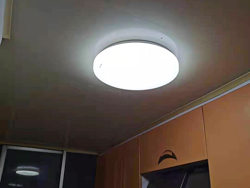 吸頂燈安裝維修：把底座放到位置上，畫好孔的位置，按照吸頂燈的安裝孔位，在天花上打眼，在打好眼的地方打入膠體，用以固定螺絲，把底座放上去，轉(zhuǎn)個角度，帶緊螺絲，接線，把燈管再裝回（這時可以試下燈是否會亮），然后再把燈罩蓋好。