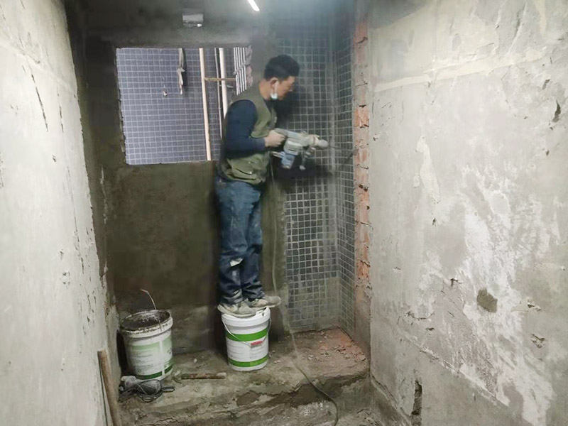 墻面線管打孔開槽：用切割機(jī)械及電錘將線槽開出。此過程要求工人對(duì)切割機(jī)使用熟練，才能嚴(yán)格按照線路裁切，還要細(xì)心謹(jǐn)慎，以防破壞其他墻面。設(shè)水管電線需要在墻面開槽，但是也要按照規(guī)范執(zhí)行，不然也會(huì)存在安全隱患。比如有的工人鋪設(shè)部分房間的電線時(shí)，直接在墻面橫向開槽，而且長(zhǎng)度很大。一般在墻面橫向開槽的跨度不能太大，因?yàn)闄M向開槽很容易導(dǎo)致墻面的抹灰層因重力而下沉，導(dǎo)致日后出現(xiàn)裂縫。