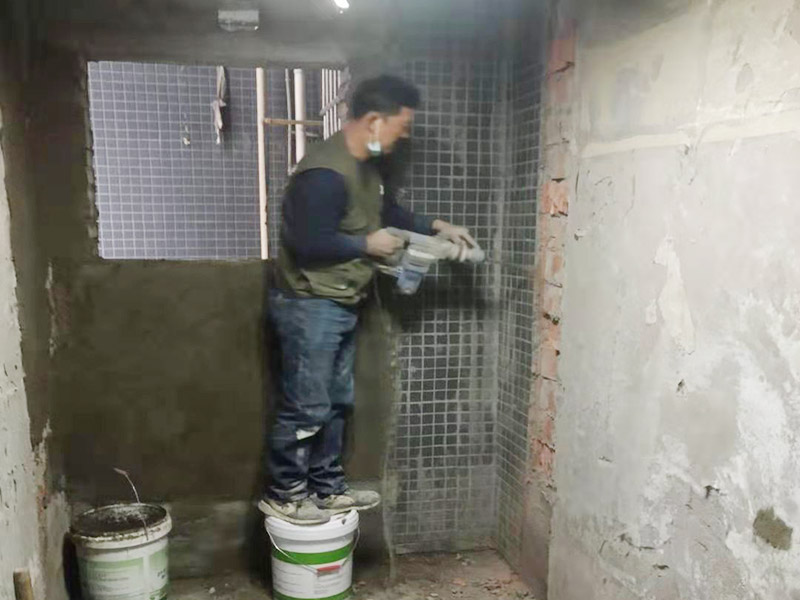 墻面線管打孔開槽：用切割機(jī)械及電錘將線槽開出。此過程要求工人對(duì)切割機(jī)使用熟練，才能嚴(yán)格按照線路裁切，還要細(xì)心謹(jǐn)慎，以防破壞其他墻面。設(shè)水管電線需要在墻面開槽，但是也要按照規(guī)范執(zhí)行，不然也會(huì)存在安全隱患。比如有的工人鋪設(shè)部分房間的電線時(shí)，直接在墻面橫向開槽，而且長(zhǎng)度很大。一般在墻面橫向開槽的跨度不能太大，因?yàn)闄M向開槽很容易導(dǎo)致墻面的抹灰層因重力而下沉，導(dǎo)致日后出現(xiàn)裂縫。