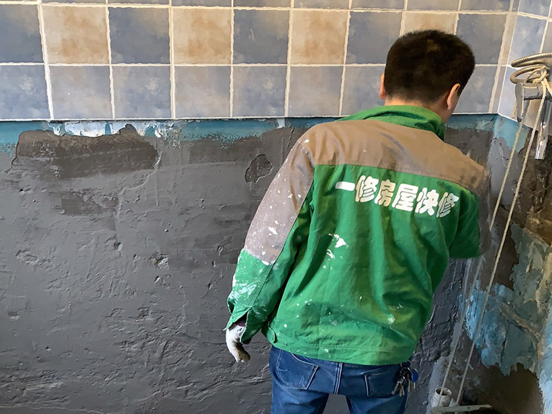 衛(wèi)生間墻地面防水：1.利用水泥砂漿水泥砂漿或豆石混凝土鋪平坡度。訣竅是：地漏附近坡度大，門口附近坡度小。 2.利用管根密封膏封嚴(yán)管線，管線要穿透樓板根部。刷防水涂料時可以貼1-2層玻璃絲布加強(qiáng)防水性。 3.墻壁表面打磨成干凈平光沒有顆?；覊m，墻壁與地面的交接區(qū)域注意原角和坡角的設(shè)置。 4.聚氨酯防水涂膜由管根和墻角處開始進(jìn)行涂抹，在常溫下經(jīng)過4小時放干后，再大面積涂抹和刮刷。注意涂料總厚度大于1. 5毫米，不能有漏刮和鼓泡的不良現(xiàn)象。24小時后立面涂刷下一層，之后再以垂直的方向進(jìn)行二次涂刷。最后涂膜半固化，拋甩粗砂粒方便與水泥砂漿融合。 5.防水層的設(shè)置與具體區(qū)域有關(guān)。防水地面的防水層應(yīng)高出地面200寬，地面防水層應(yīng)超出衛(wèi)生間門口以外300寬。而又淋浴的衛(wèi)生間墻面防水層則應(yīng)設(shè)置為高出地面1800寬。 6.展開閉水實驗的時候，先完成防水工作再利用包立管方法。之后再局部進(jìn)行防水。閉水試驗也可為了避免破壞地面防水層而免做。