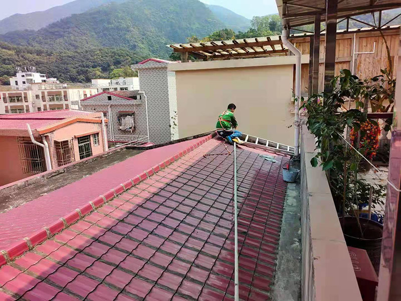 屋頂高空作業(yè)施工：凡在墜落高度基準(zhǔn)面2米以上（含2米）有可能墜落的高處進(jìn)行的作業(yè)，均稱為高空作業(yè)。本規(guī)程適用于電工.維修工及從事高空作業(yè)的員工。對于高度低于2米的作業(yè)平臺必須要有牢固的臨邊保護(hù)或扶手。高空作業(yè)人員應(yīng)牢固樹立安全意識，不得抱有任何僥幸心理。檢修作業(yè)時，登高用具首選升降平臺，如受場地或其它客觀因素限制時，可再考慮其它登高用具或攀登方法，但必須把安全因素放在第一位。