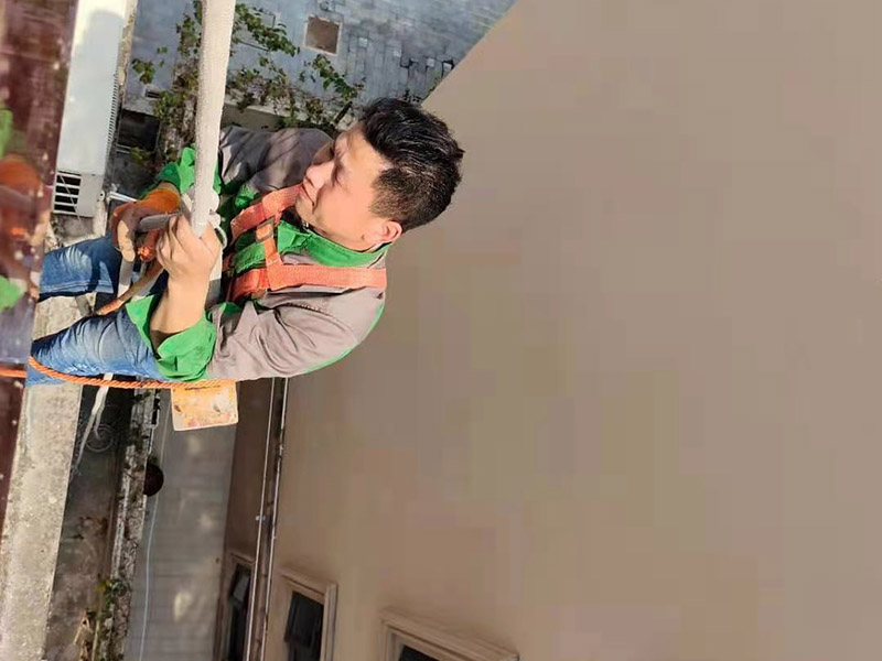 屋頂高空作業(yè)施工：凡在墜落高度基準(zhǔn)面2米以上（含2米）有可能墜落的高處進(jìn)行的作業(yè)，均稱為高空作業(yè)。本規(guī)程適用于電工.維修工及從事高空作業(yè)的員工。對于高度低于2米的作業(yè)平臺必須要有牢固的臨邊保護(hù)或扶手。高空作業(yè)人員應(yīng)牢固樹立安全意識，不得抱有任何僥幸心理。檢修作業(yè)時，登高用具首選升降平臺，如受場地或其它客觀因素限制時，可再考慮其它登高用具或攀登方法，但必須把安全因素放在第一位。