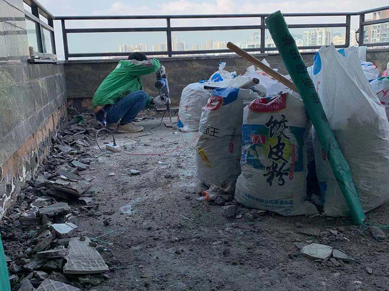 頂面瓷磚拆除建渣裝袋：漏水有可能是地面的防水有斷裂，可以把地面的磚縫用防水涂料重新涂一下。如果已經(jīng)影響到樓下了，這樣處理的效果可能不會太好，因為斷裂的不是瓷磚而是防水層，而水在瓷磚下面是流動的，所以光堵一兩個磚縫肯定還會漏水。 最好的方法是將原來的瓷磚和防水層都拆除掉，重新做防水層，重新鋪磚?？梢詫⒌孛婧蛪γ娴姆浪坎鸪?，整體翻新；也可以把地面的拆除，墻面只拆除從地面往上的兩片磚，在墻面兩片磚以下的部分做防水。