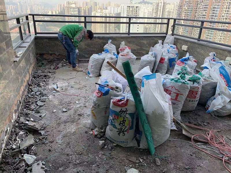 頂面瓷磚拆除建渣裝袋：漏水有可能是地面的防水有斷裂，可以把地面的磚縫用防水涂料重新涂一下。如果已經(jīng)影響到樓下了，這樣處理的效果可能不會太好，因為斷裂的不是瓷磚而是防水層，而水在瓷磚下面是流動的，所以光堵一兩個磚縫肯定還會漏水。 最好的方法是將原來的瓷磚和防水層都拆除掉，重新做防水層，重新鋪磚?？梢詫⒌孛婧蛪γ娴姆浪坎鸪?，整體翻新；也可以把地面的拆除，墻面只拆除從地面往上的兩片磚，在墻面兩片磚以下的部分做防水。