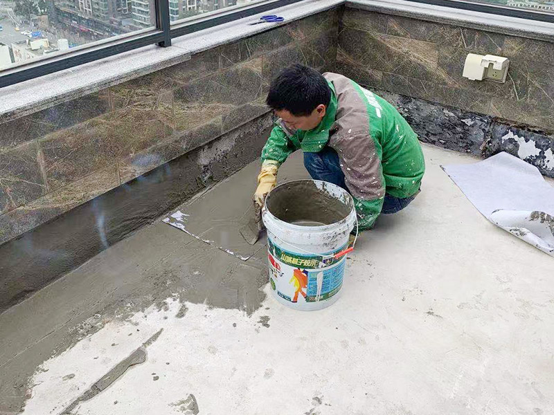 屋頂墻地面防水：基層表面應(yīng)平整，無尖銳棱角，無疏松、起砂、空鼓和大0.5mm的裂縫（用堵漏王填平后再施工）等；高的部位剔平整，必要部位用水泥砂漿或瓷磚膠進(jìn)行找平處理；基層保持一定的干燥、無明水、無油污；下水管口用防水膠帶進(jìn)行封口處理；清掃基層表面浮塵，浮灰，最后用吸塵器徹底清理干凈；墻地交接部位為直角，涂刷時極容易出現(xiàn)厚涂的情況，建議在墻地交接部位先用堵漏王做抹弧處理，以達(dá)到緩沖作用；涂刷之前，若基層較干燥，需在基層灑水潤濕，以確保涂膜附著強度；第一層防水涂料表面都固化后進(jìn)行附加層施工，在涂層上鋪貼防水網(wǎng)格布；不要出現(xiàn)褶皺不平整的情況；