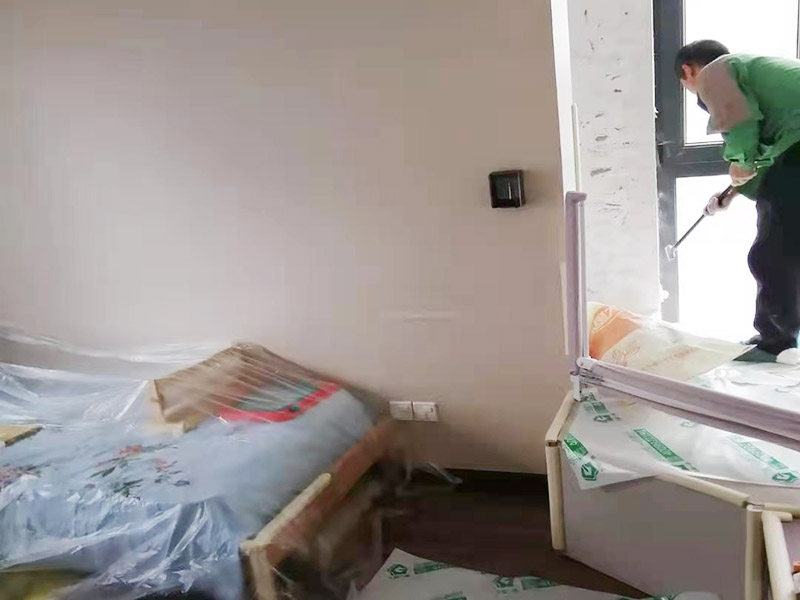 墻面翻新成品保護(hù):墻面如果出現(xiàn)細(xì)微白色粉末，說明墻內(nèi)鹽分在析出，這時(shí)候建議大家可以用尼龍刷或鐵刷將其刷除，在觀察幾天，確定不再有白色粉末析出，且待水泥墻面干燥磨平，便可上漆?？梢允褂玫痘蚴氰F刷來除去墻面剝落的漆膜，然后利用砂紙將墻面表層磨平就可以了。底漆一般不用特別來處理的墻面，如果是問題的墻面，那么就要針對(duì)相應(yīng)的墻面問題來選擇專治問題的底漆。墻面涂刷的時(shí)候應(yīng)該先從頂部開始再往下刷，否則會(huì)造成油漆滴落弄花已完成的墻面。